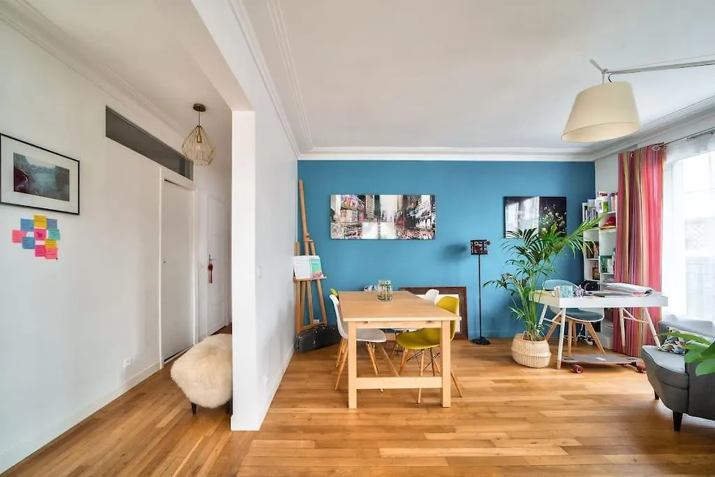 Appartement Spacieux Avec Balcon / Batignolles Paris