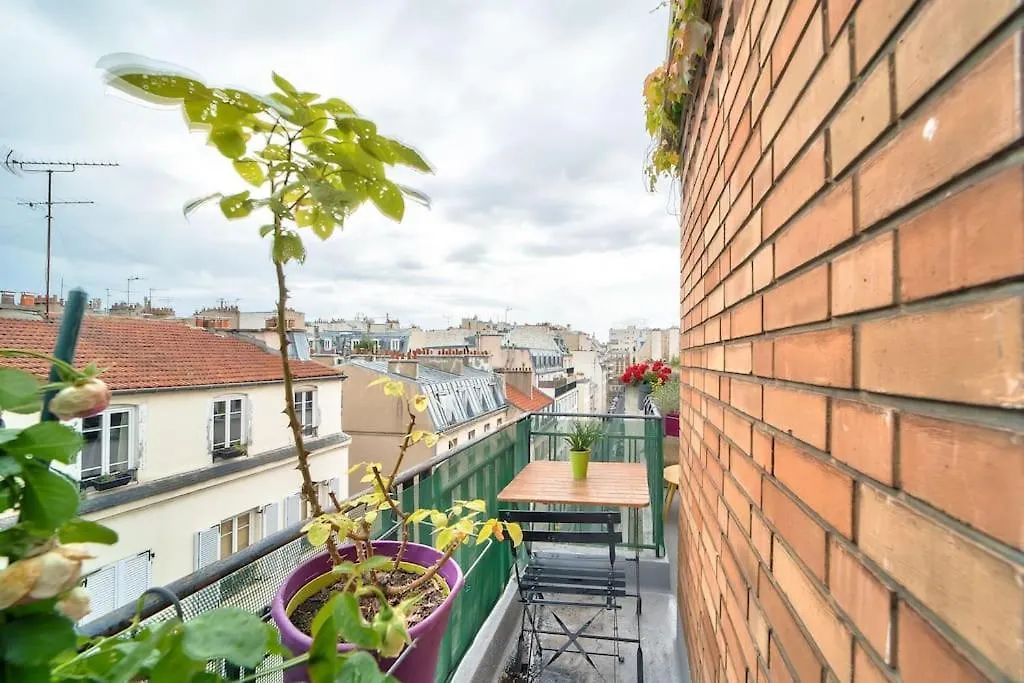 Appartement Spacieux Avec Balcon / Batignolles Paris France