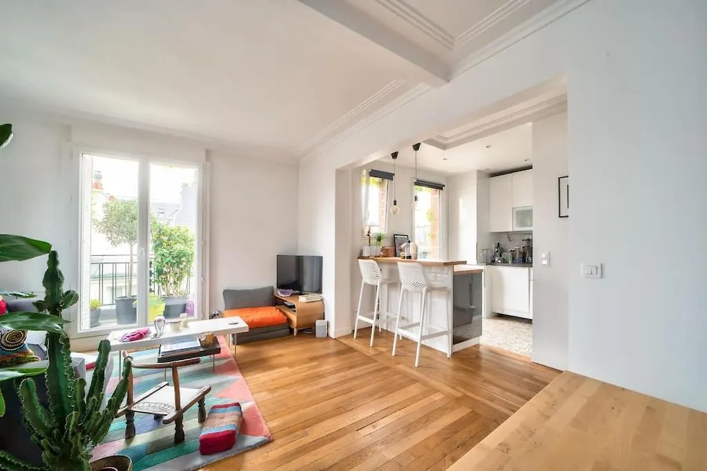 Appartement Spacieux Avec Balcon / Batignolles Paris