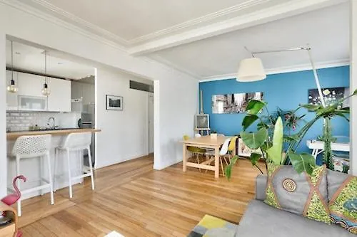 Appartement Spacieux Avec Balcon / Batignolles Paris Apartment