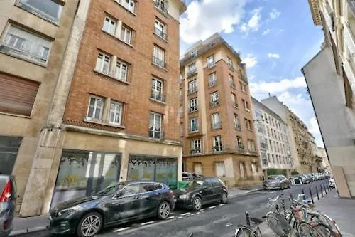 Appartement Spacieux Avec Balcon / Batignolles Paris
