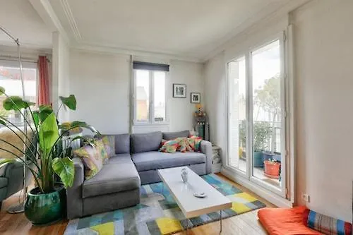 Appartement Spacieux Avec Balcon / Batignolles Paris France