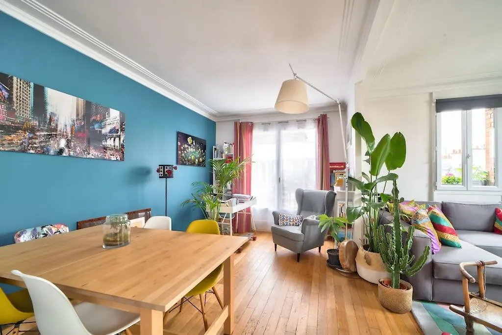 Appartement Spacieux Avec Balcon / Batignolles Paris Apartment